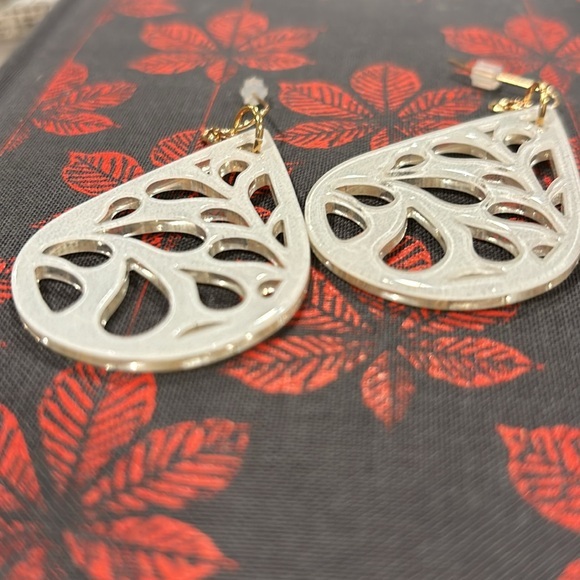 Tear drop‎ lazer cut white resin with clear coat finish earrings - Picture 9 of 9